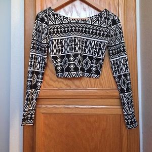 🚫SOLD🚫 Black and white long sleeve crop top