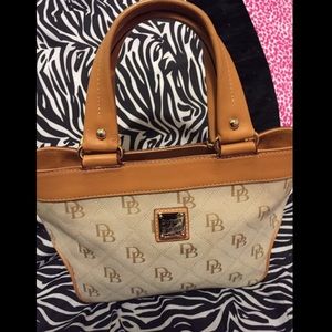 Dooney & Bourke handbag ✨Sale✨Authentic