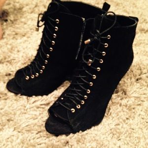 New Zara booties. Worn once. Excellent condition.