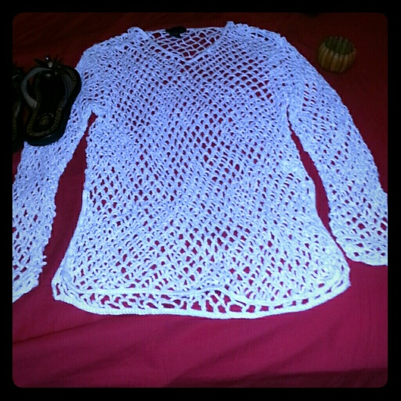 White crocheted/knitted top