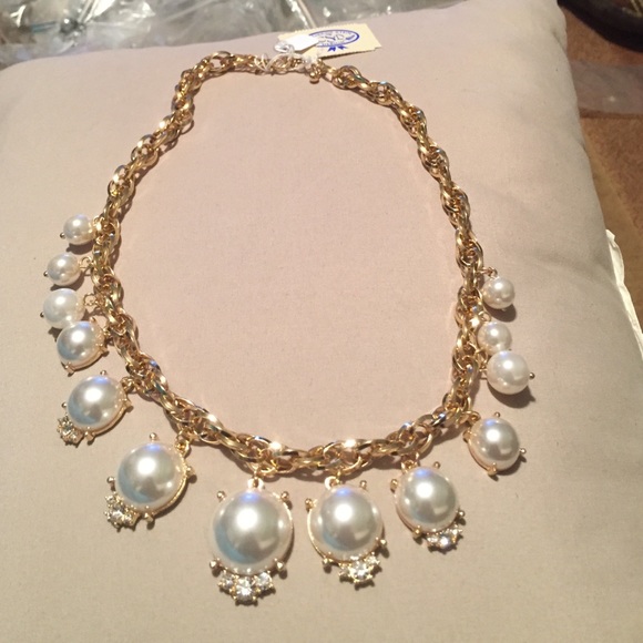 Gold pearled necklace