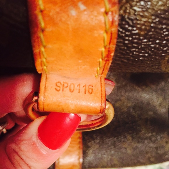 Louis Vuitton - Picture 3 of 4