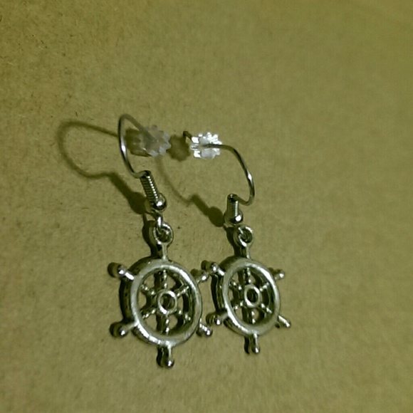 SOLD******Anchor and wheel earings - Picture 3 of 4