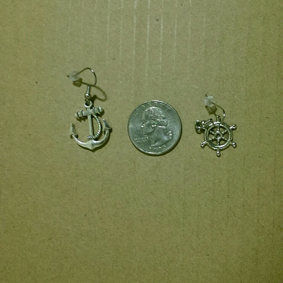 SOLD******Anchor and wheel earings - Picture 4 of 4