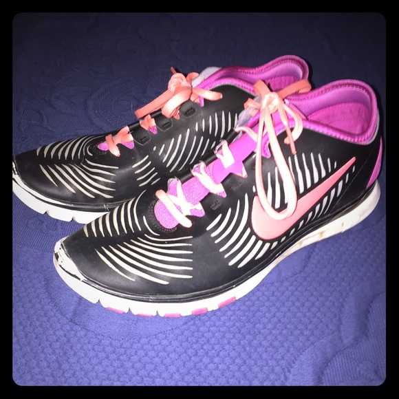 Nike Shoes - Nike Free Runs