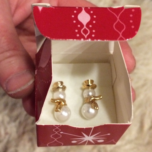 SOLD IN BUNDLE Vintage Avon Snowman Earrings - Picture 2 of 4