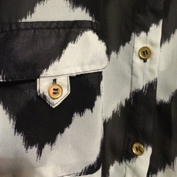 Almost famous chevron blouse - Picture 2 of 4