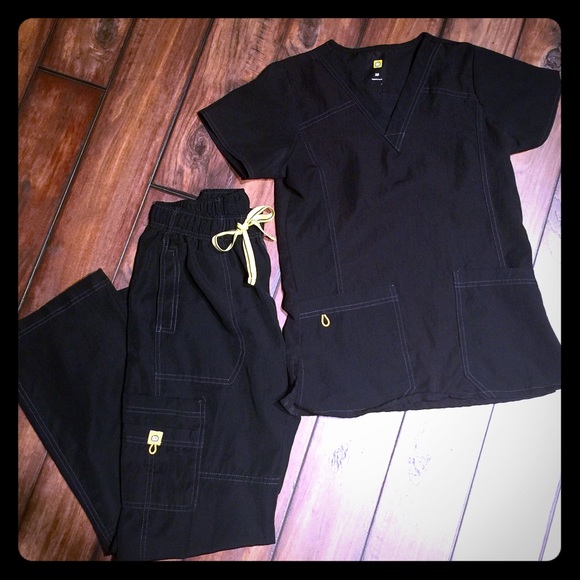 Wonder Wink black scrub pants & top set xsmall