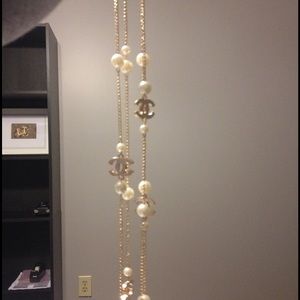 Long chanel pearl necklace