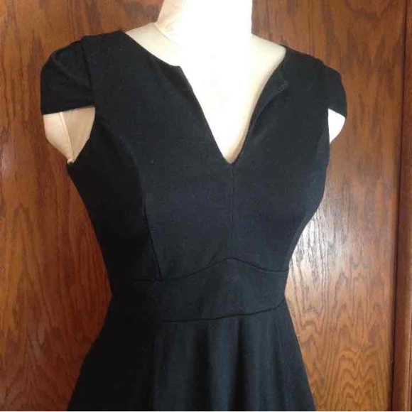 🚫SOLD🚫Black cap-sleeve, circle skirt dress - Picture 4 of 4