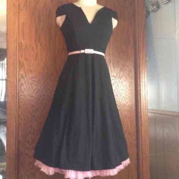 🚫SOLD🚫Black cap-sleeve, circle skirt dress - Picture 3 of 4