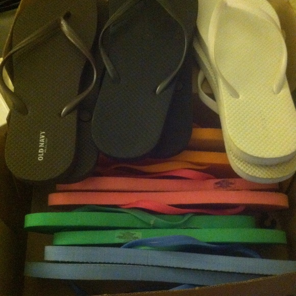 7 pairs of old navy flip flops 🌴