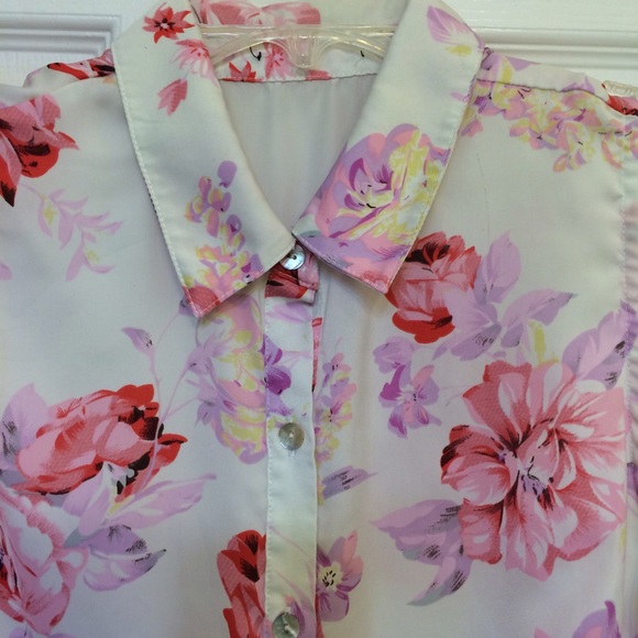 ❌SOLD❌Flowery chiffon top - Picture 2 of 2