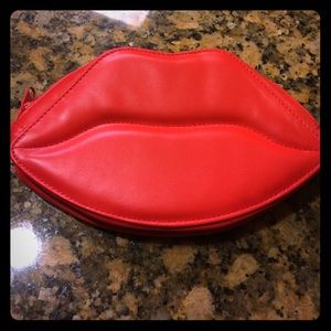 Lips clutch