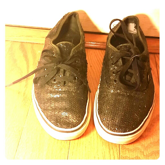Black sequin vand