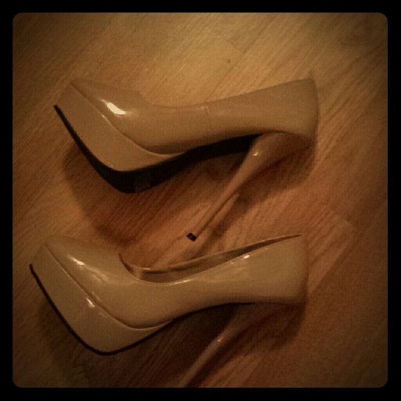 Nude pumps
