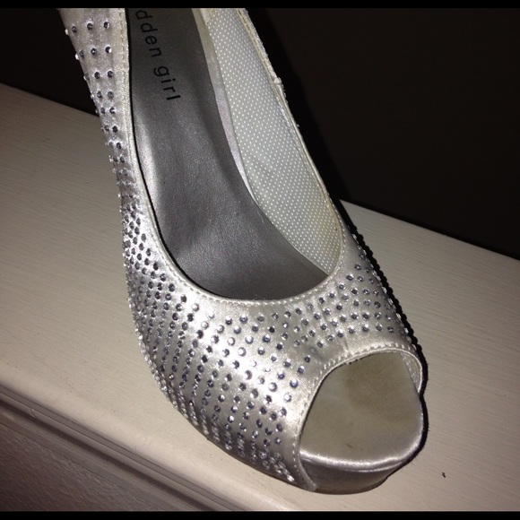 Beautiful silver heel with rhinestones - Picture 2 of 3