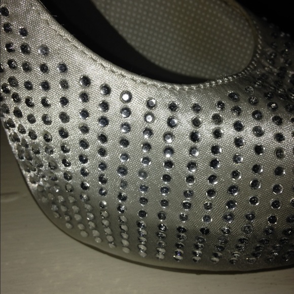 Beautiful silver heel with rhinestones - Picture 3 of 3