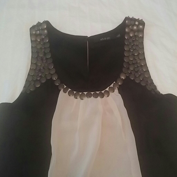 Beautiful blouse! - Picture 2 of 2