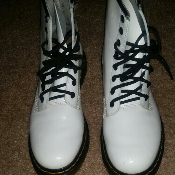 🚫SOLD🚫Dr. Martens white patent leather boots