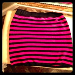 Fitted sweater skirt hot pink and black NWOT