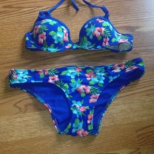 *HOLDING* Hollister bikini (like-new)