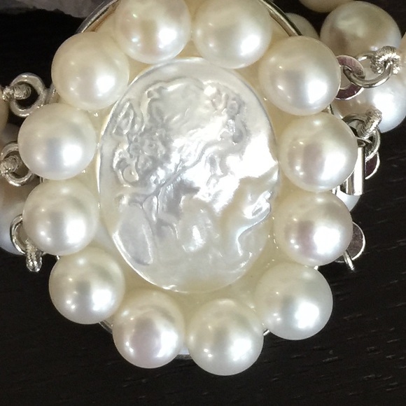 🎉HP🎉NWOT 3 Strand 8mm White Pearl Bracelet/Clasp - Picture 2 of 3