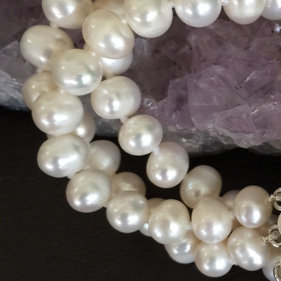 🎉HP🎉NWOT 3 Strand 8mm White Pearl Bracelet/Clasp - Picture 3 of 3