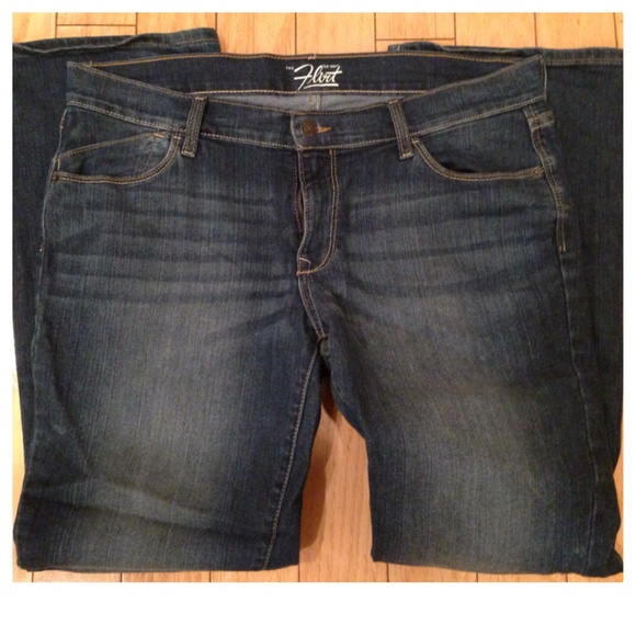 Old Navy Flirt Jeans in 10 Short