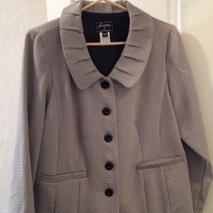 Playful blazer in cream and black