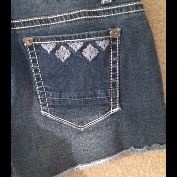 Denim Shorts worn only once - Maurice's size 9/10 - Picture 3 of 3