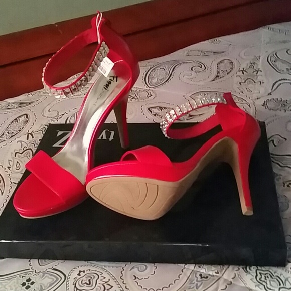 MAKE ME AN OFFER. Fioni Night Red Shoes