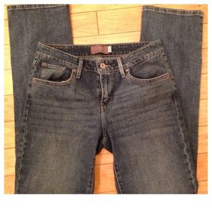 Levi's Demi Curve Classic Straight Leg in sz 28/6