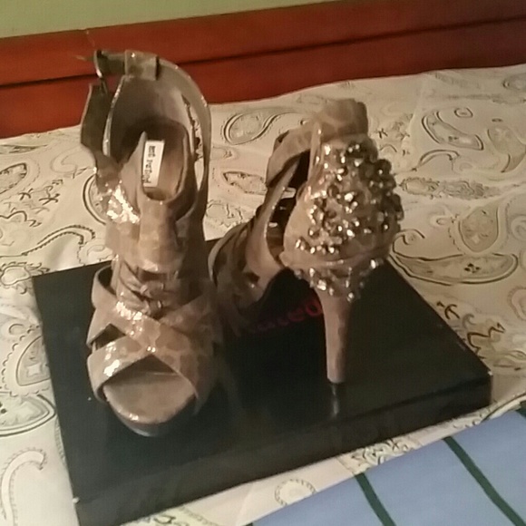 MAKE ME AN OFFER. undertone of leopard print.