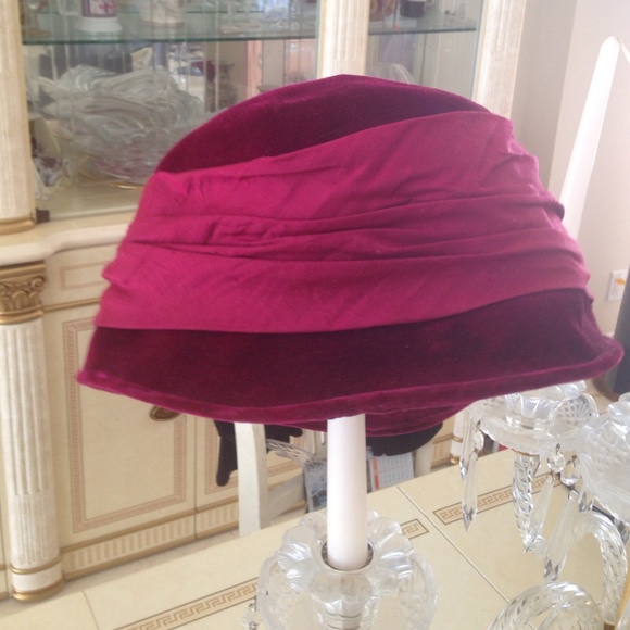 Plaza Suite NY 100% Wool Burgundy Flower Band Hat - Picture 2 of 4