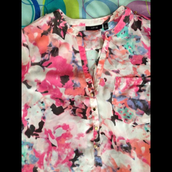 Vibrant Blouse - Picture 3 of 3