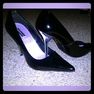 Black pointed toe heel