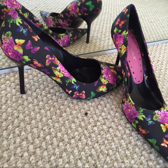 BCBG Butterfly Heel