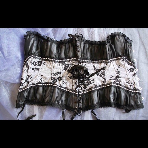 Gorgeous black and white lace corset NEW + panty - Picture 2 of 4