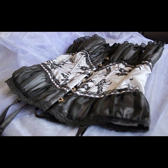 Gorgeous black and white lace corset NEW + panty - Picture 3 of 4