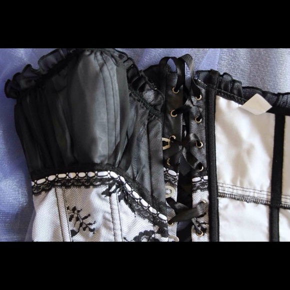 Gorgeous black and white lace corset NEW + panty - Picture 4 of 4