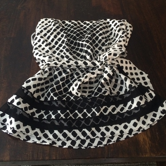 🎉SALE!NWT Sleeveless black house white market top