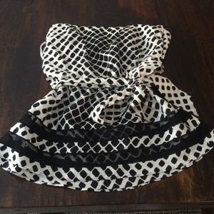 🎉SALE!NWT Sleeveless black house white market top