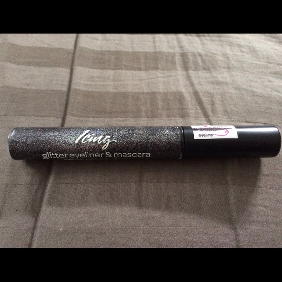 Black glittery eyeliner & mascara