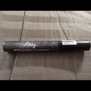 Black glittery eyeliner & mascara