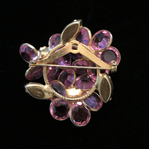 Petal brooch in hues of pink. - Picture 2 of 3