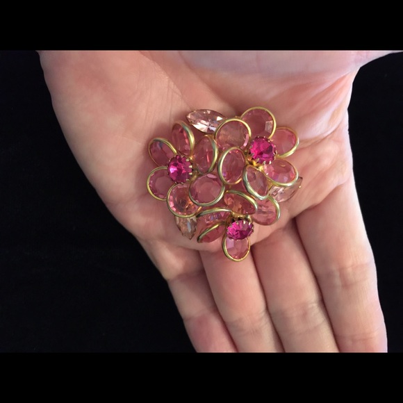 Petal brooch in hues of pink. - Picture 3 of 3