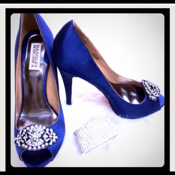 ❌SOLD❌ Navy Bradley Mischka goodie heels. Size 7.5 - Picture 1 of 2