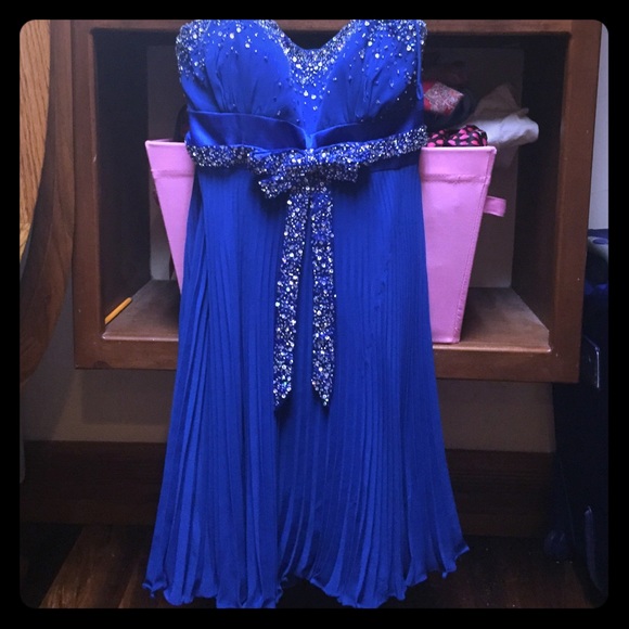 A fabulous prom/homecoming/colors day dress