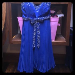 A fabulous prom/homecoming/colors day dress